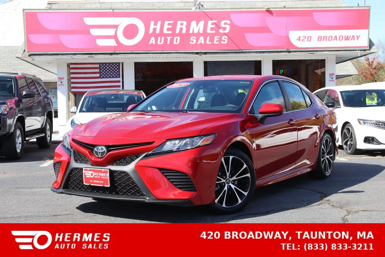 2019 Toyota Camry SE Sedan 4D in red — photo 1 of 37