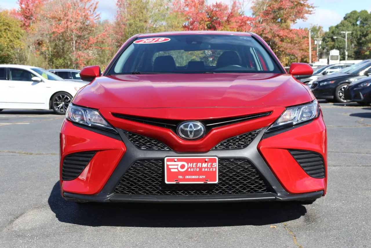 2019 Toyota Camry SE Sedan 4D in red — photo 2 of 37