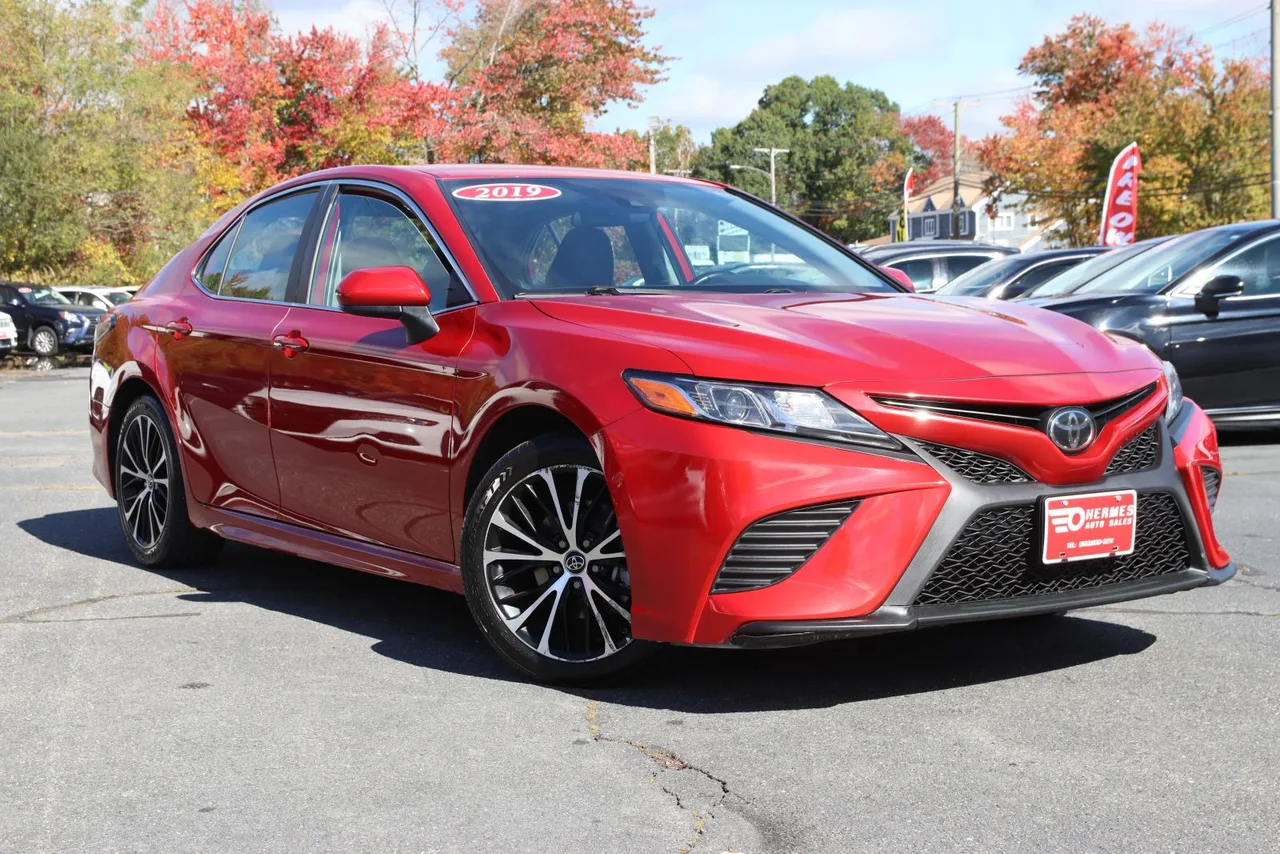 2019 Toyota Camry SE Sedan 4D in red — photo 3 of 37
