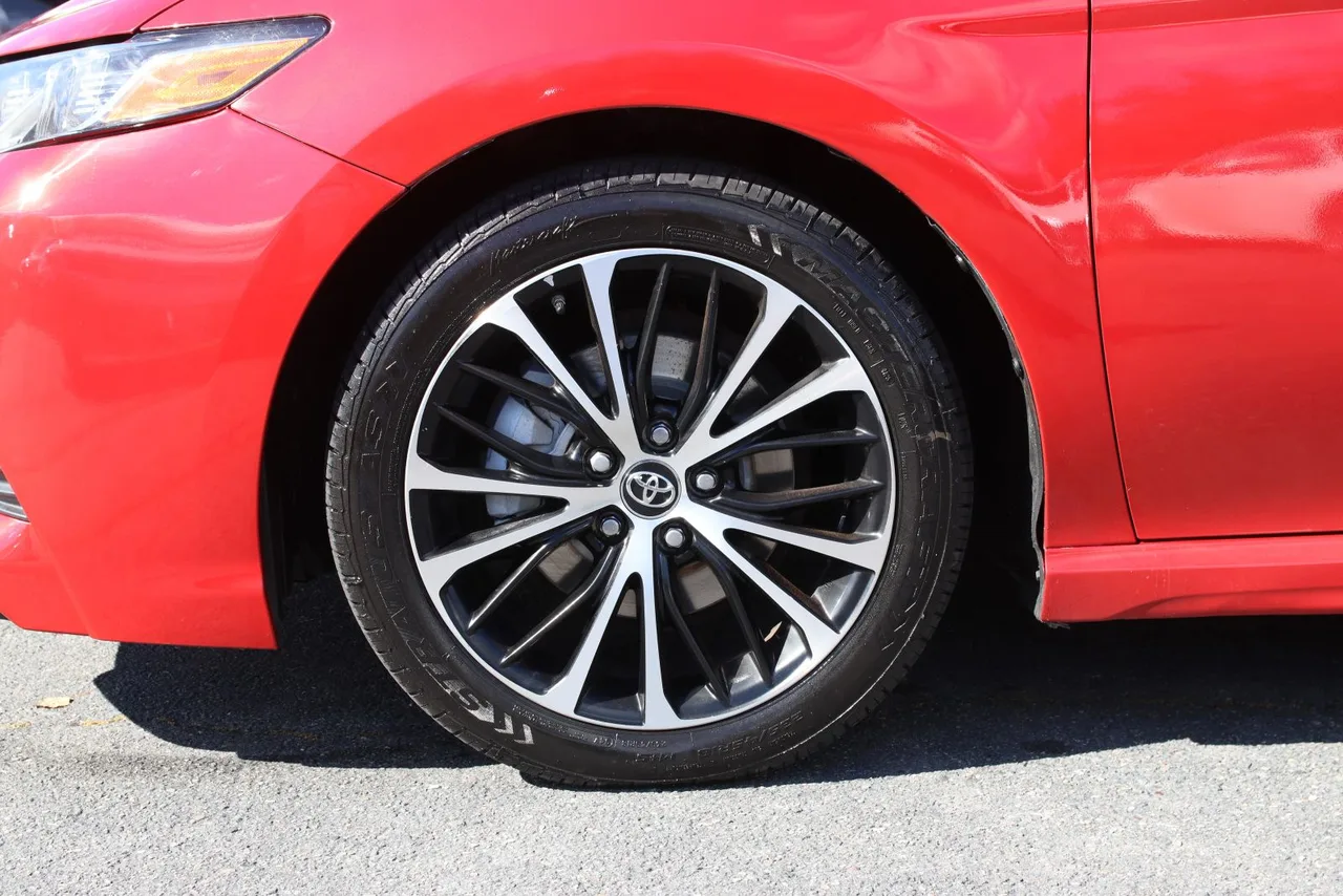 2019 Toyota Camry SE Sedan 4D in red — photo 4 of 37