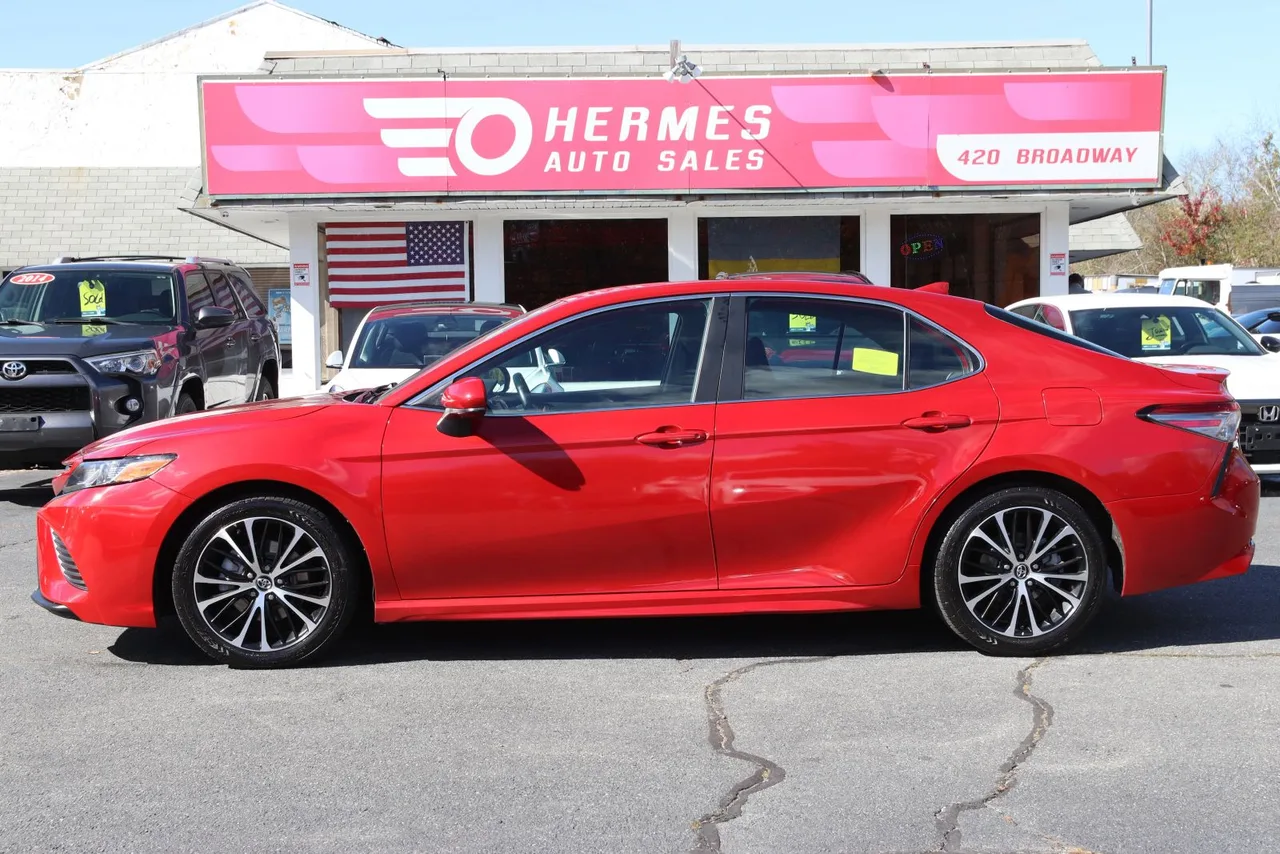 2019 Toyota Camry SE Sedan 4D in red — photo 5 of 37