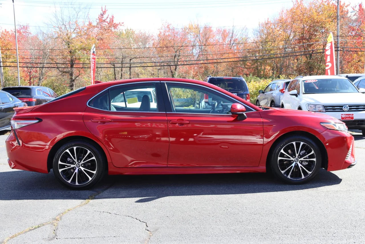 2019 Toyota Camry SE Sedan 4D in red — photo 6 of 37