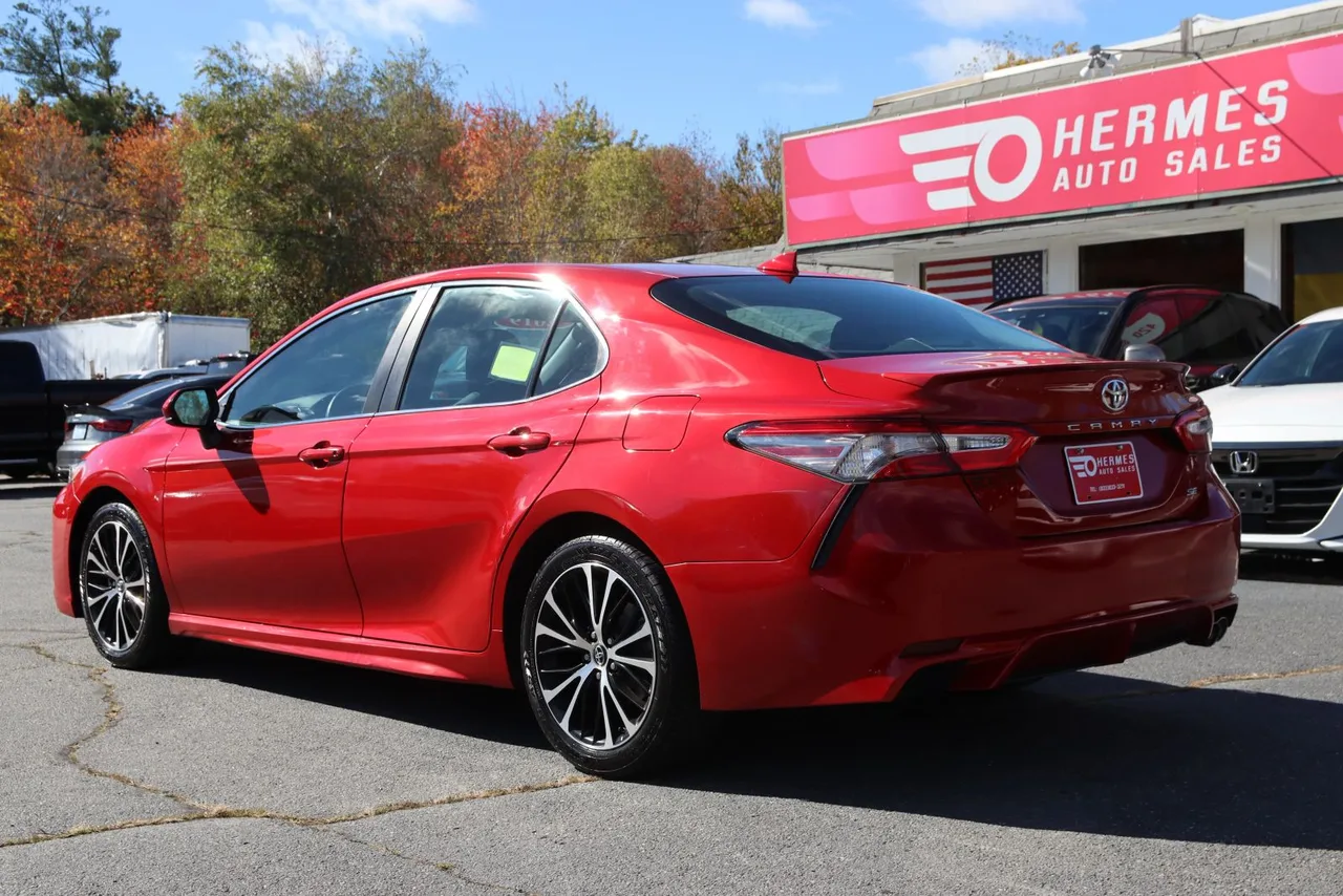 2019 Toyota Camry SE Sedan 4D in red — photo 7 of 37