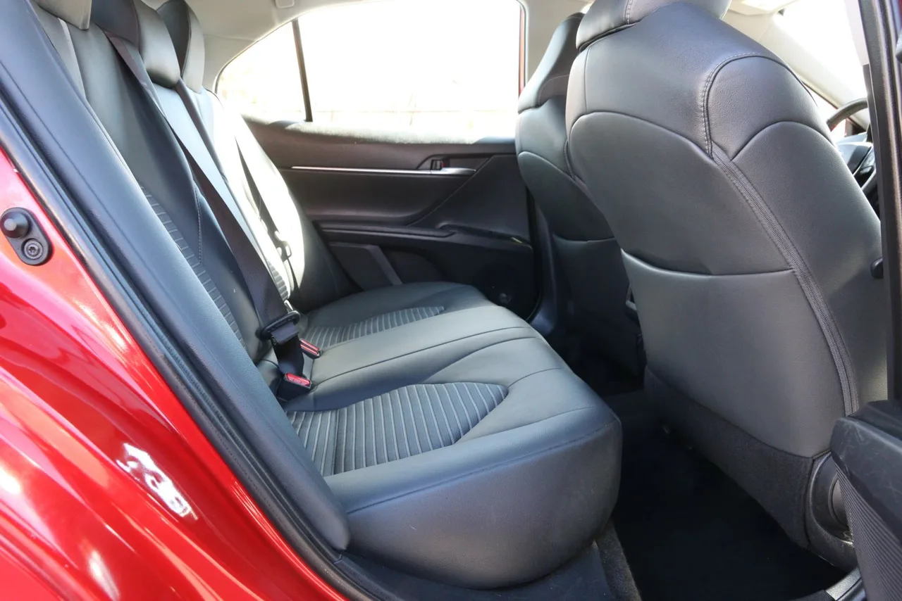 2019 Toyota Camry SE Sedan 4D in red — photo 20 of 37