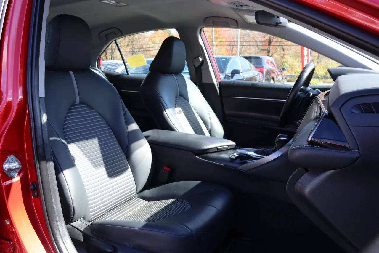 2019 Toyota Camry SE Sedan 4D in red — photo 23 of 37
