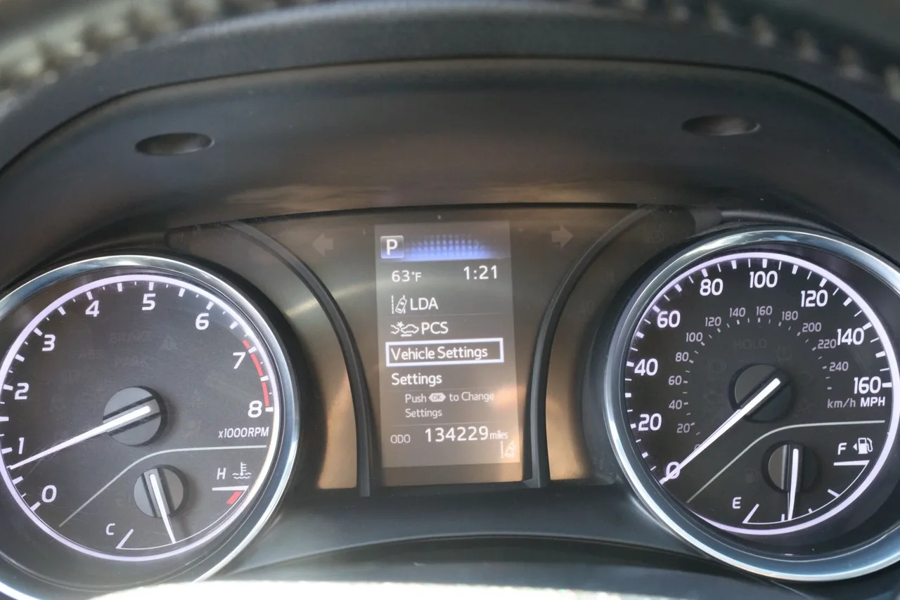 2019 Toyota Camry SE Sedan 4D in red — photo 31 of 37