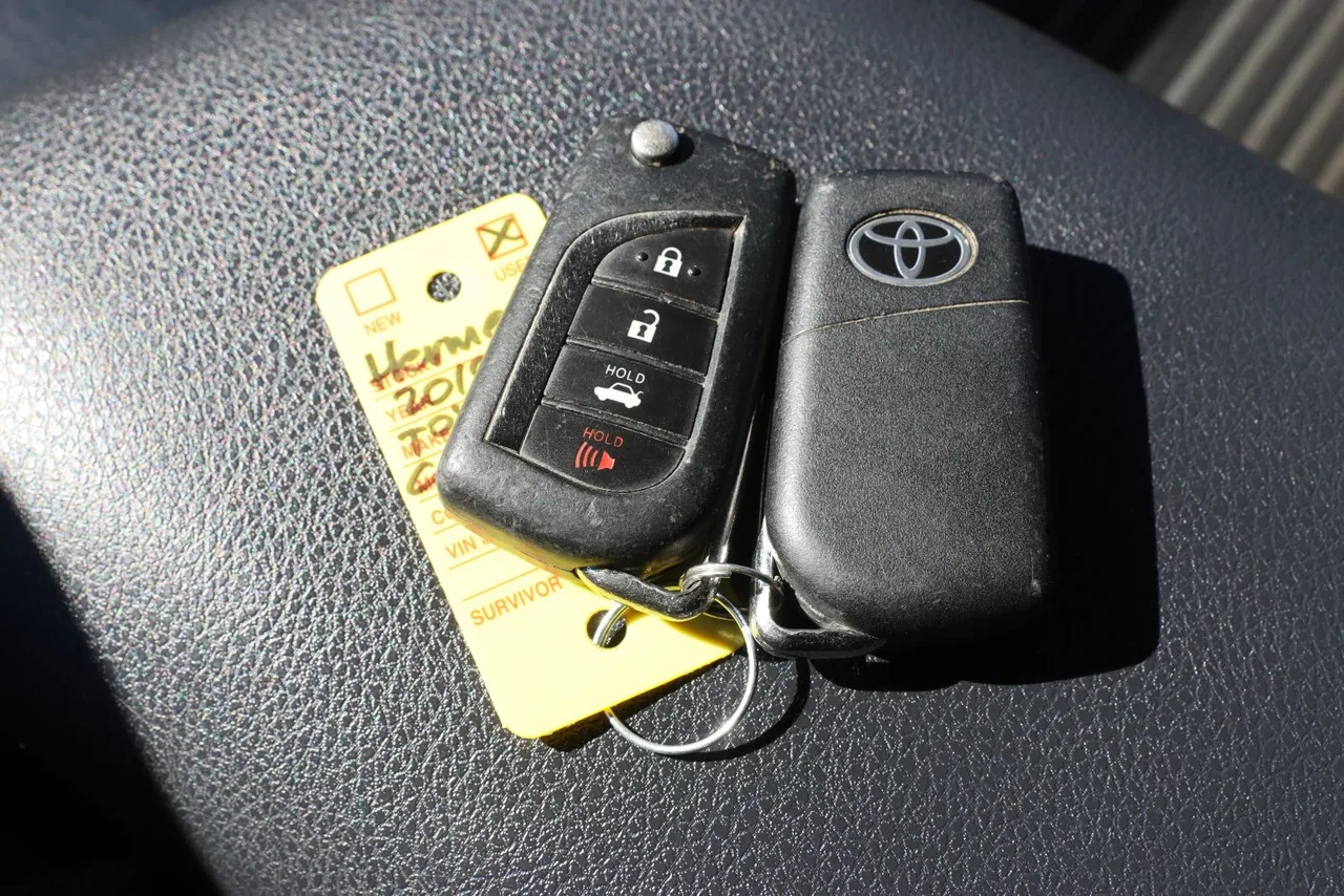 2019 Toyota Camry SE Sedan 4D in red — photo 36 of 37