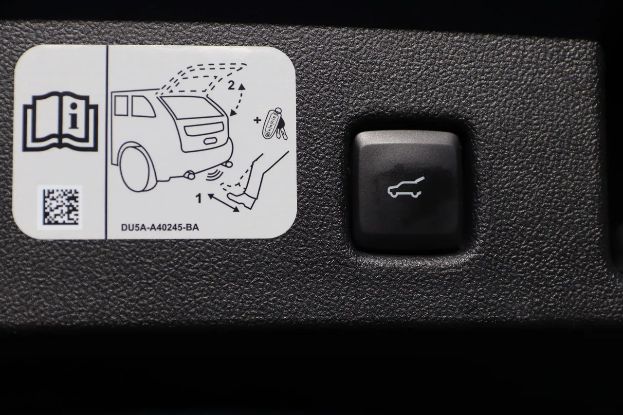 2020 Ford Escape Titanium Sport Utility 4D in blue — photo 17 of 31