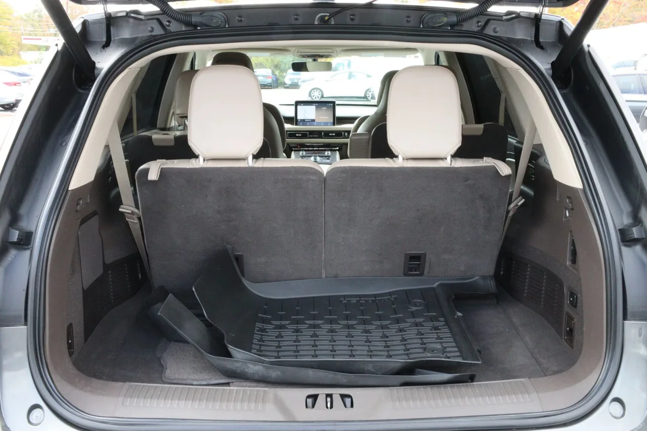 2020 Lincoln Aviator Reserve Sport Utility 4D in gray — photo 8 of 41