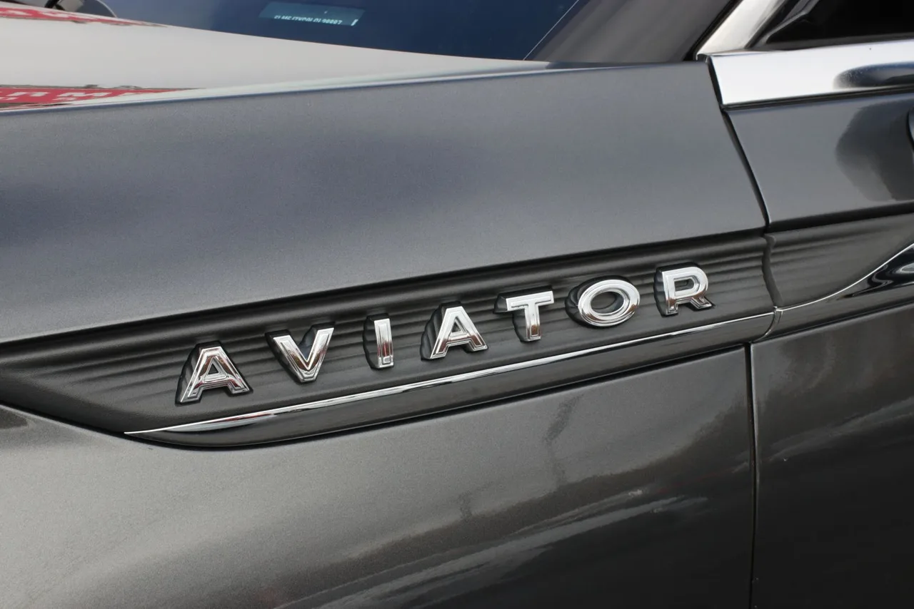 2020 Lincoln Aviator Reserve Sport Utility 4D in gray — photo 9 of 41