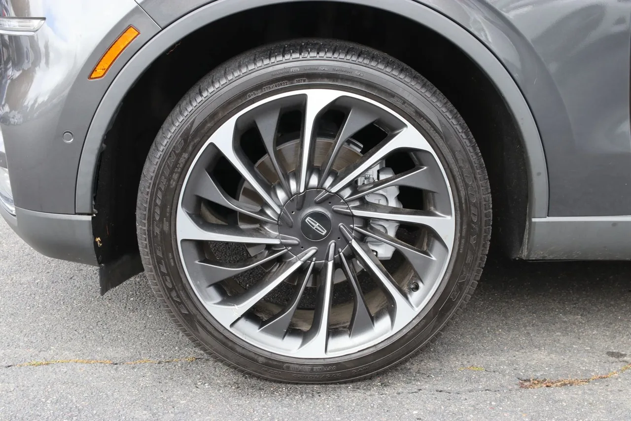 2020 Lincoln Aviator Reserve Sport Utility 4D in gray — photo 11 of 41