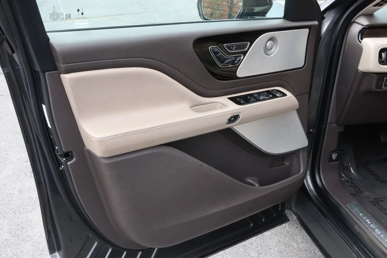 2020 Lincoln Aviator Reserve Sport Utility 4D in gray — photo 12 of 41