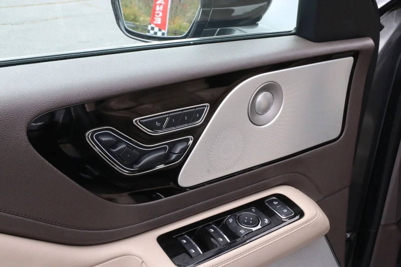 2020 Lincoln Aviator Reserve Sport Utility 4D in gray — photo 13 of 41