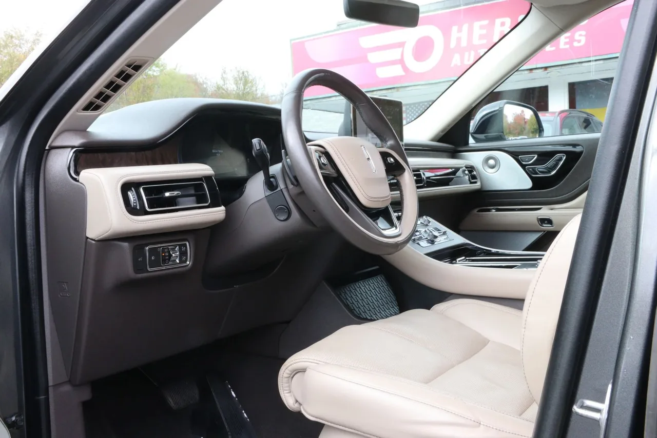 2020 Lincoln Aviator Reserve Sport Utility 4D in gray — photo 14 of 41