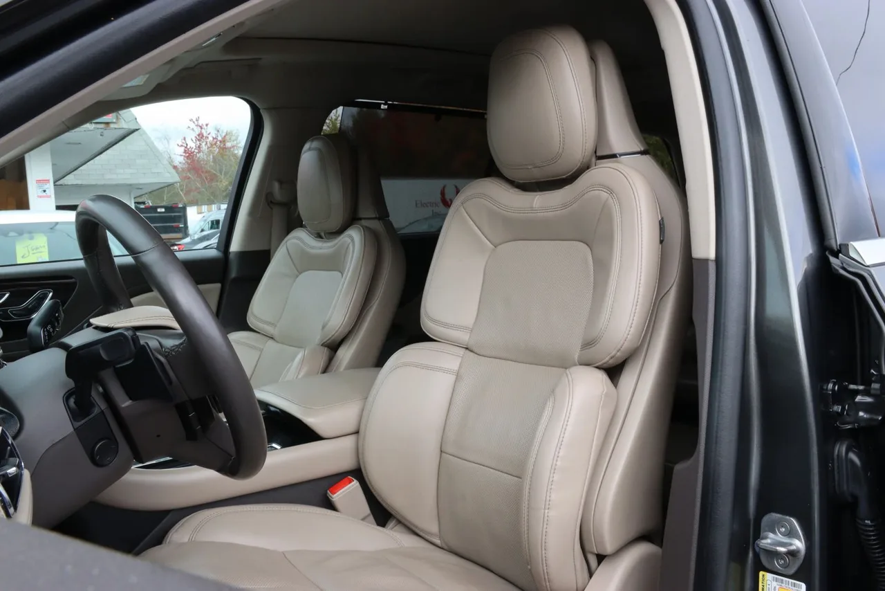 2020 Lincoln Aviator Reserve Sport Utility 4D in gray — photo 15 of 41