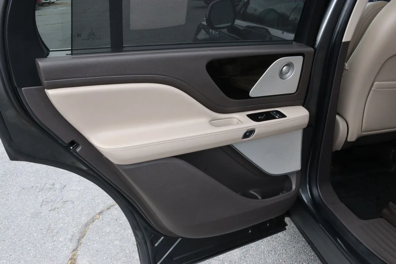 2020 Lincoln Aviator Reserve Sport Utility 4D in gray — photo 17 of 41