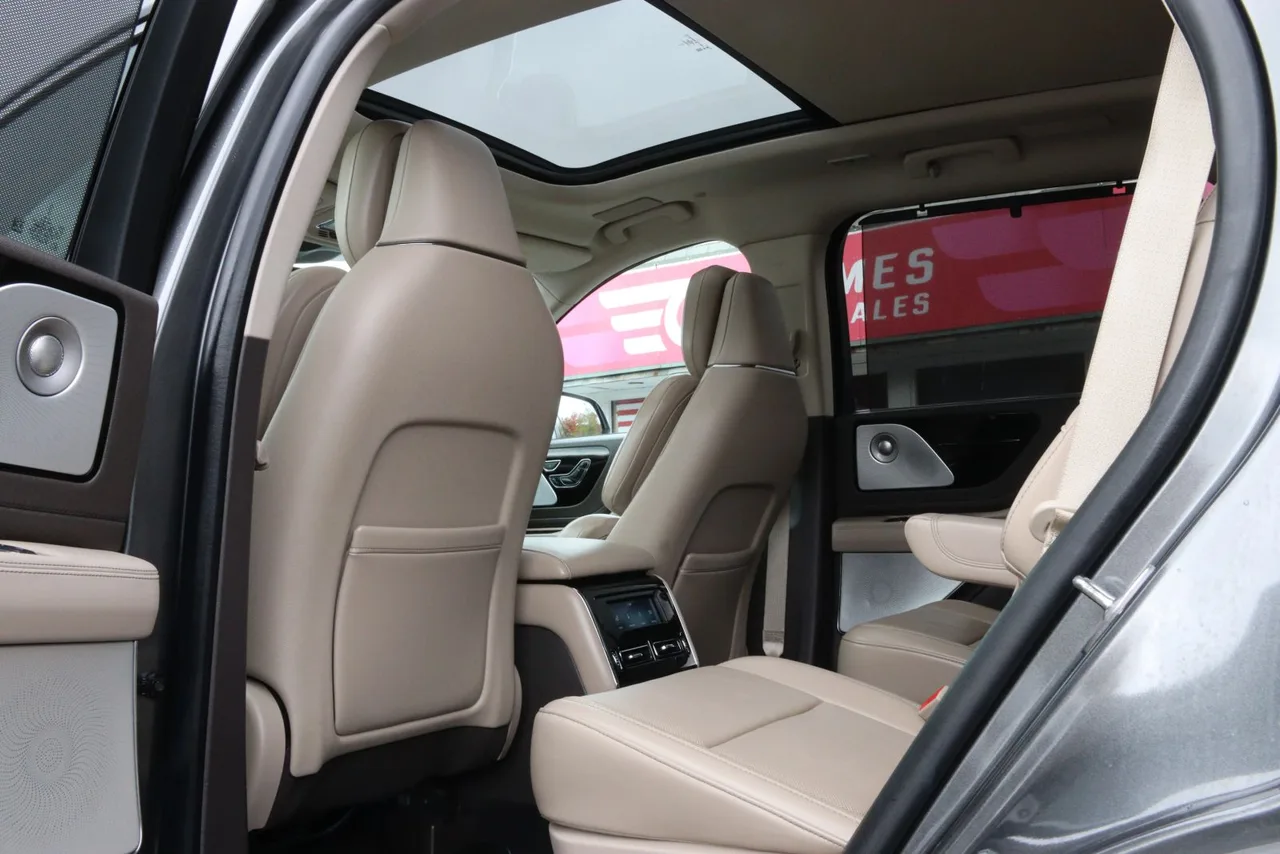 2020 Lincoln Aviator Reserve Sport Utility 4D in gray — photo 18 of 41