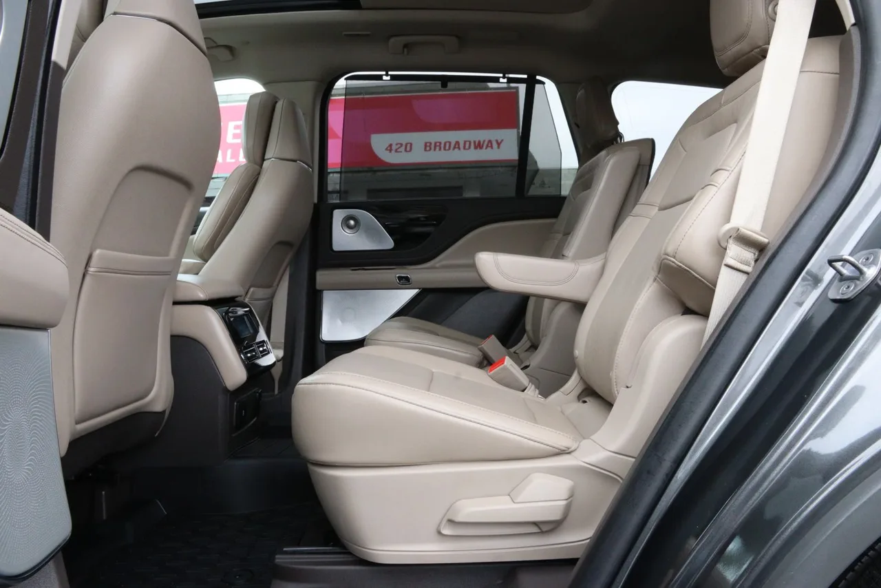 2020 Lincoln Aviator Reserve Sport Utility 4D in gray — photo 19 of 41