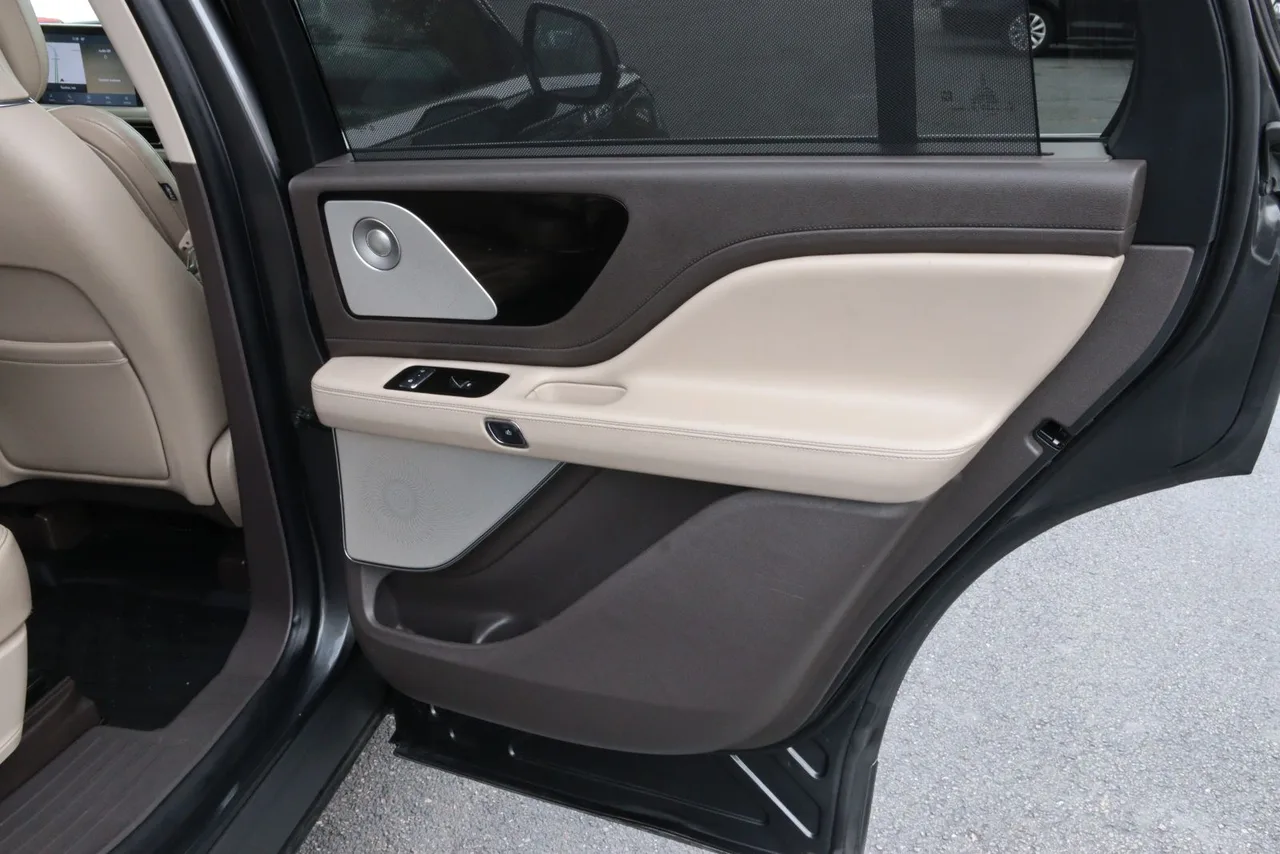 2020 Lincoln Aviator Reserve Sport Utility 4D in gray — photo 20 of 41