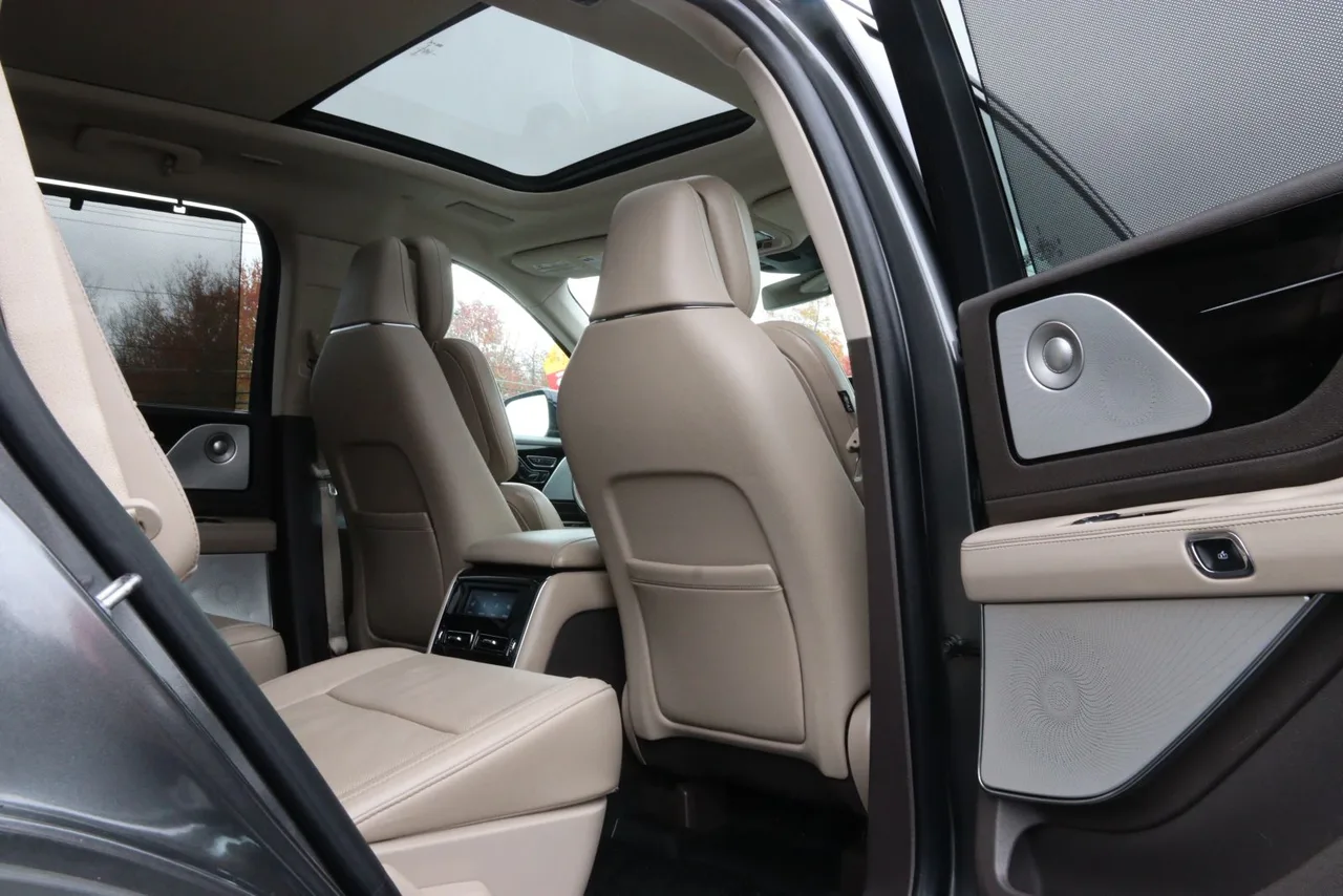 2020 Lincoln Aviator Reserve Sport Utility 4D in gray — photo 21 of 41