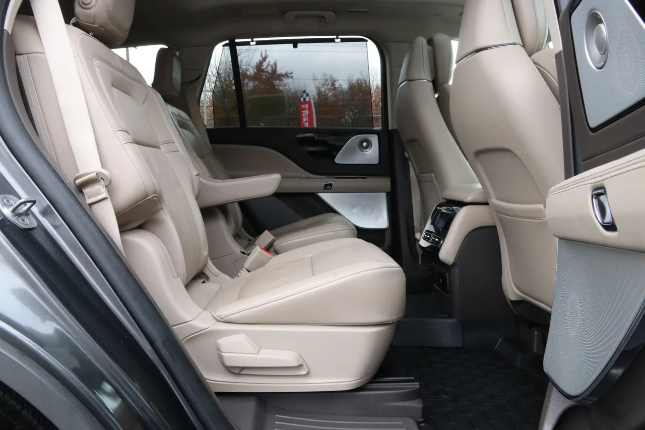 2020 Lincoln Aviator Reserve Sport Utility 4D in gray — photo 22 of 41