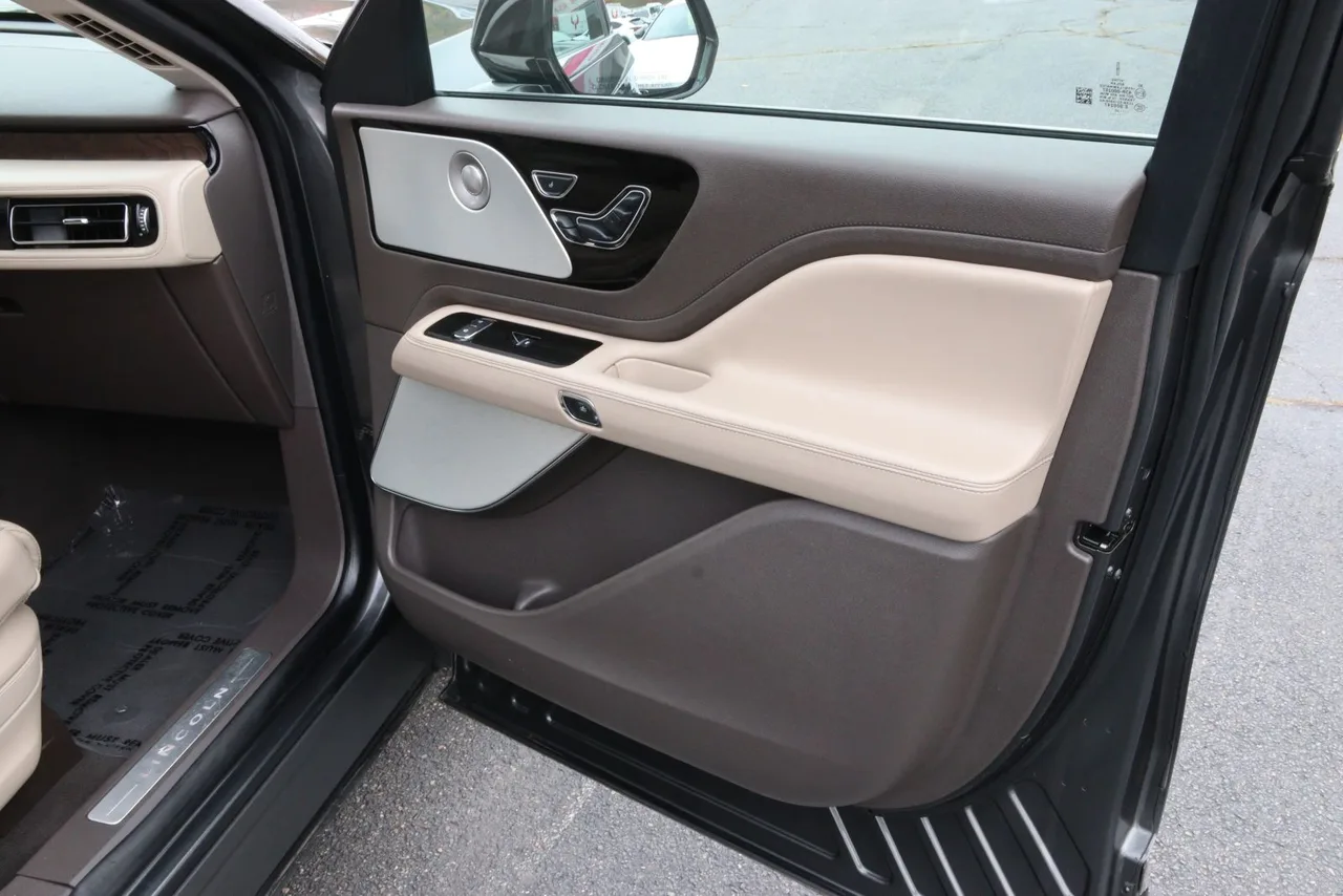 2020 Lincoln Aviator Reserve Sport Utility 4D in gray — photo 23 of 41