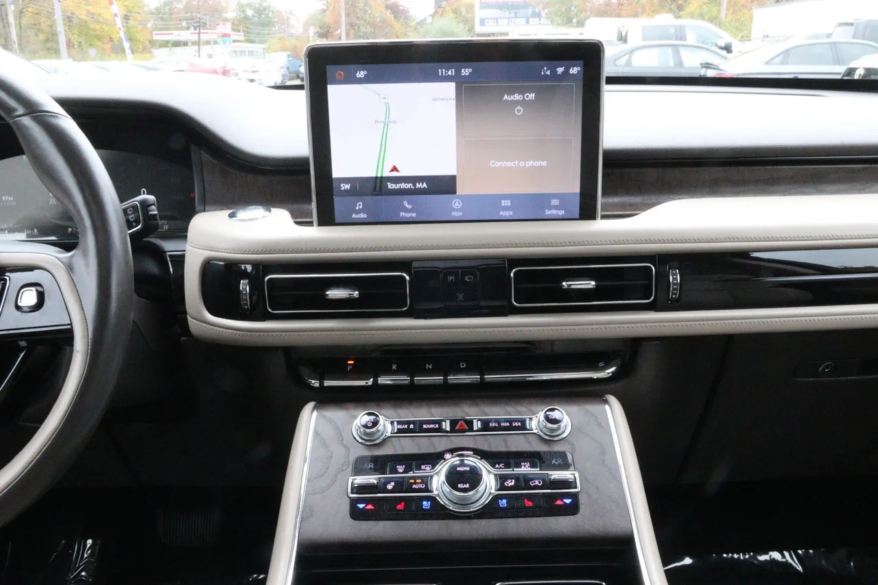 2020 Lincoln Aviator Reserve Sport Utility 4D in gray — photo 28 of 41