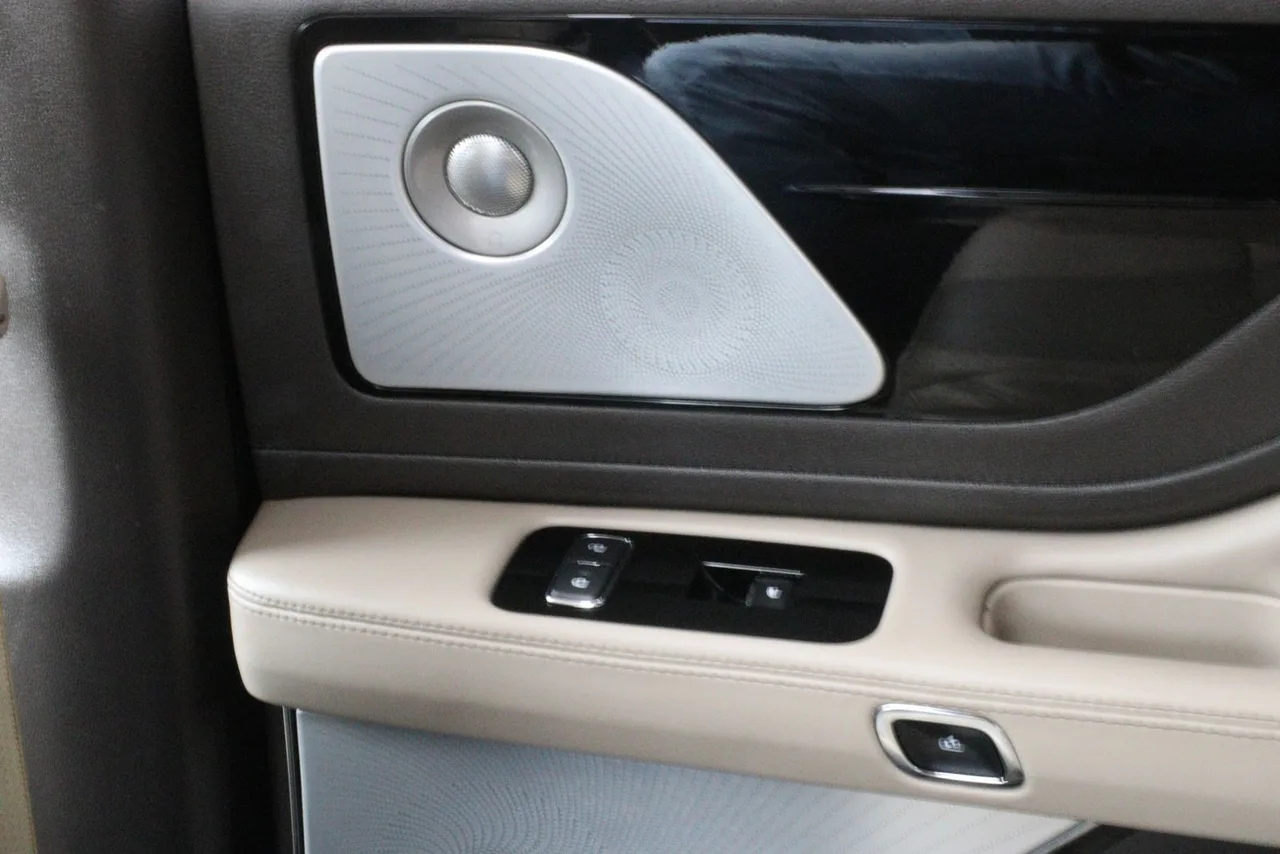 2020 Lincoln Aviator Reserve Sport Utility 4D in gray — photo 30 of 41