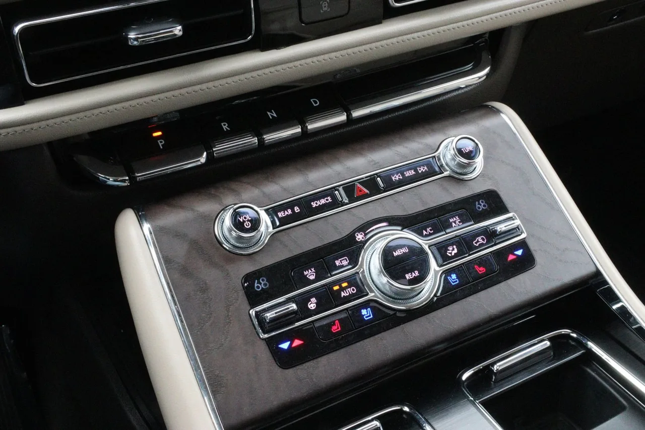 2020 Lincoln Aviator Reserve Sport Utility 4D in gray — photo 32 of 41