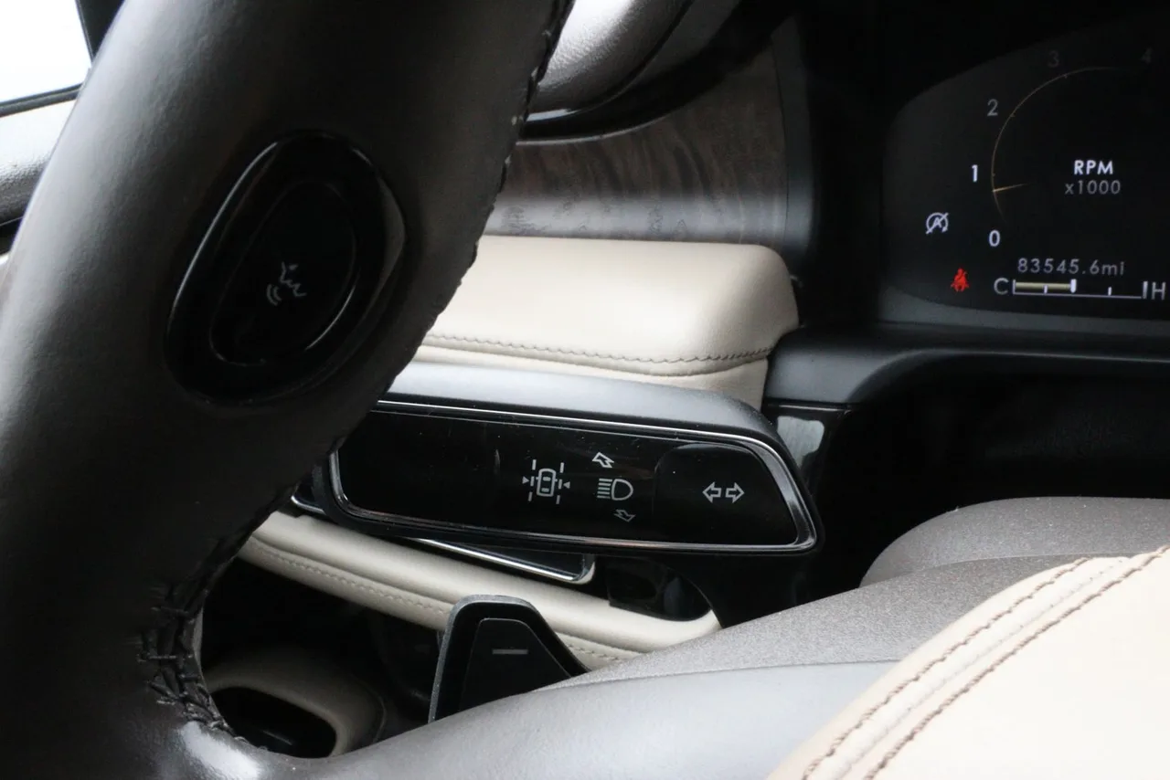 2020 Lincoln Aviator Reserve Sport Utility 4D in gray — photo 35 of 41