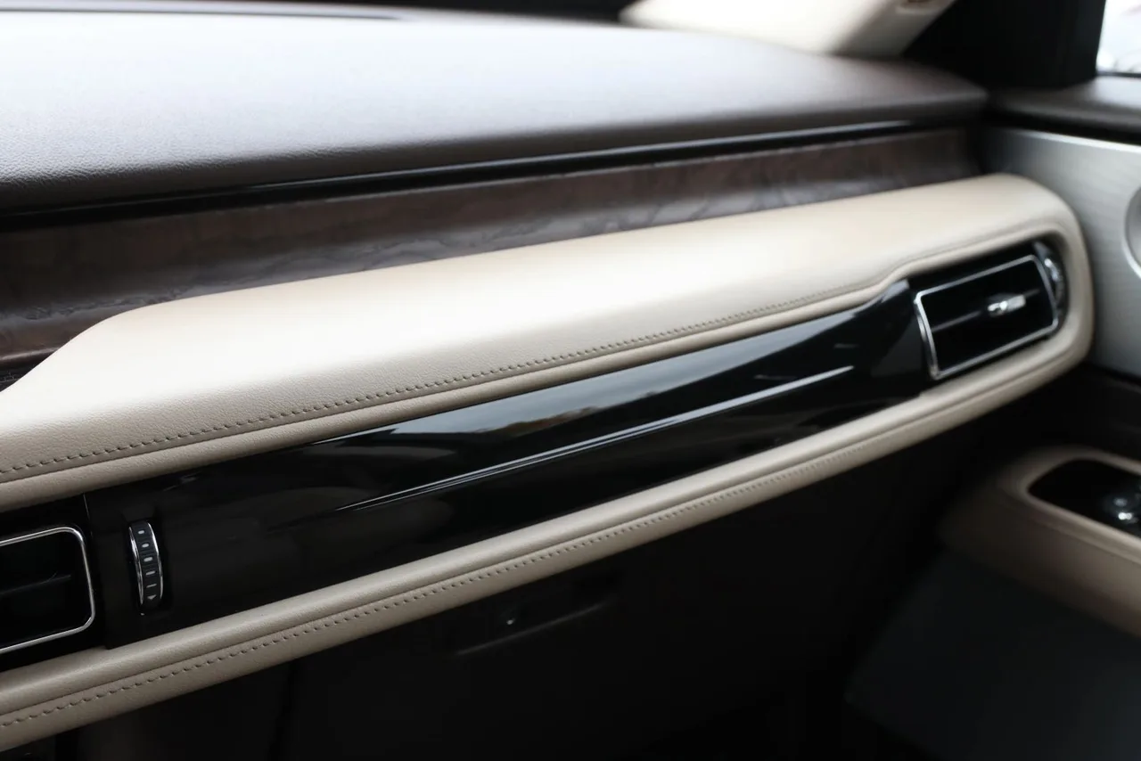 2020 Lincoln Aviator Reserve Sport Utility 4D in gray — photo 39 of 41