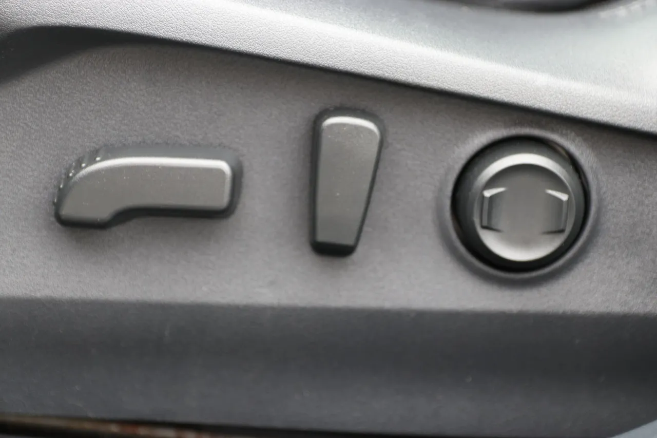 2020 Subaru Outback Limited Wagon 4D in gray — photo 13 of 33