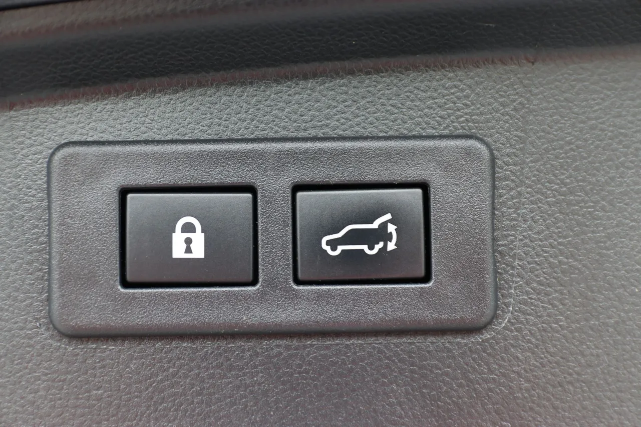 2020 Subaru Outback Limited Wagon 4D in gray — photo 18 of 33