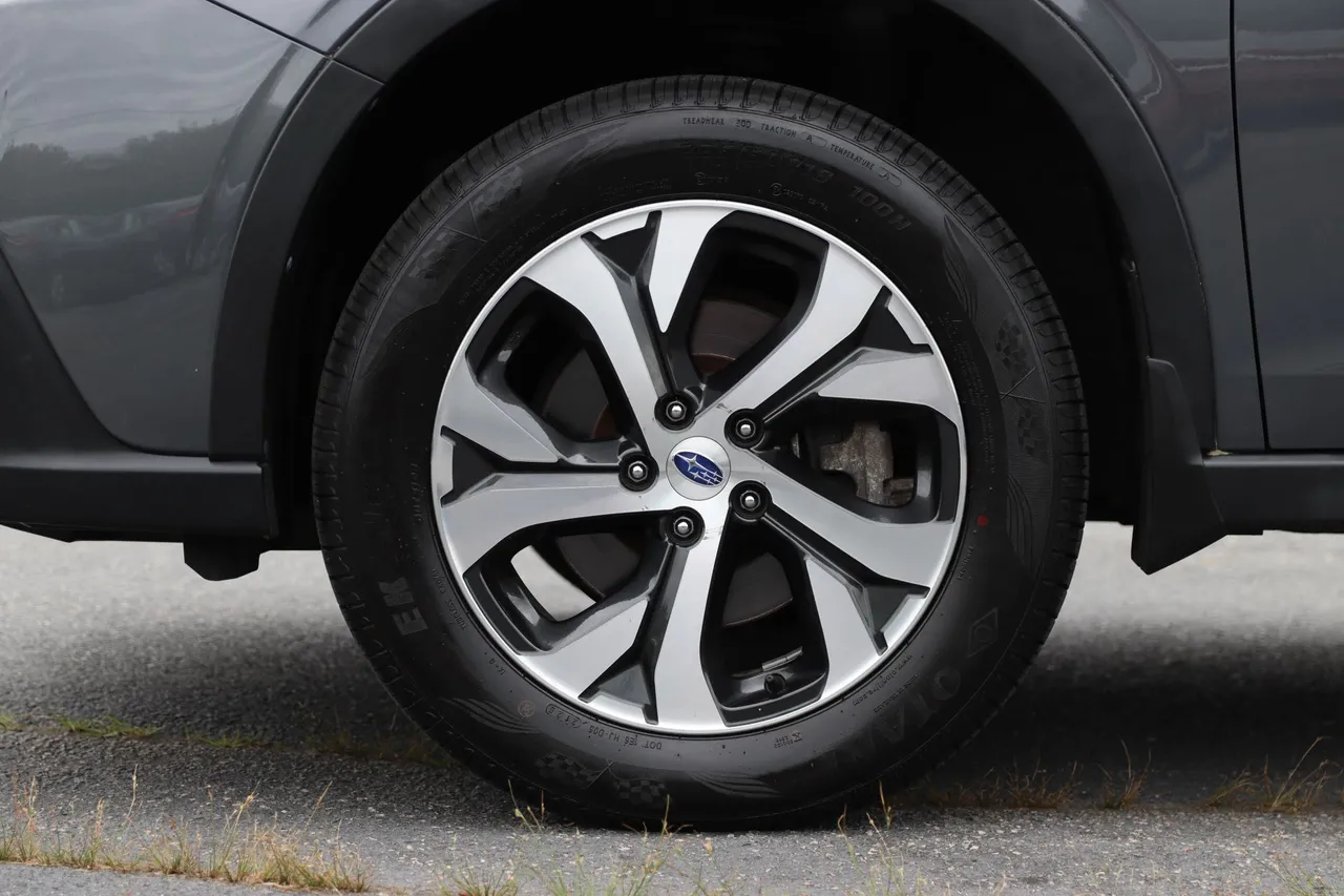 2020 Subaru Outback Limited Wagon 4D in gray — photo 30 of 33