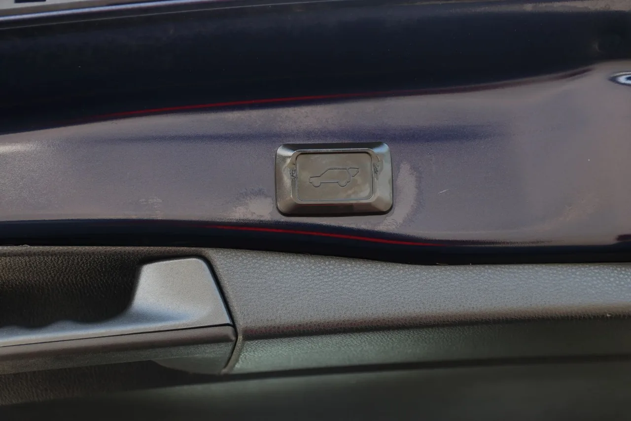 2020 Toyota RAV4 XLE Sport Utility 4D in blue — photo 13 of 39