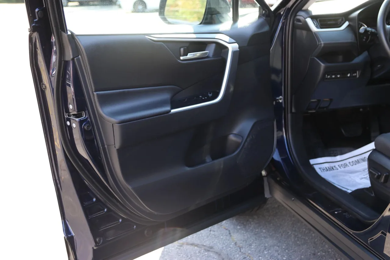 2020 Toyota RAV4 XLE Sport Utility 4D in blue — photo 14 of 39