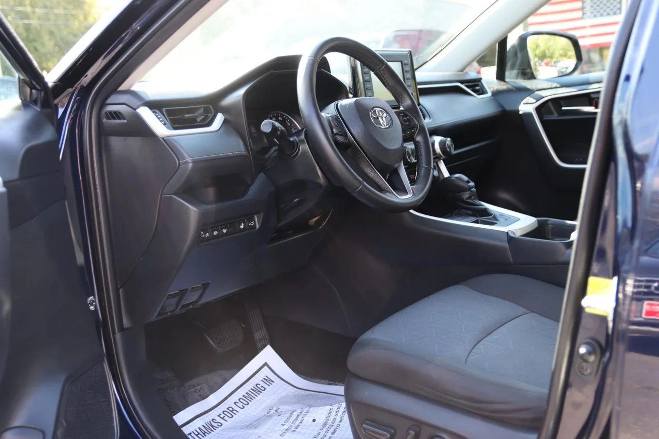 2020 Toyota RAV4 XLE Sport Utility 4D in blue — photo 15 of 39