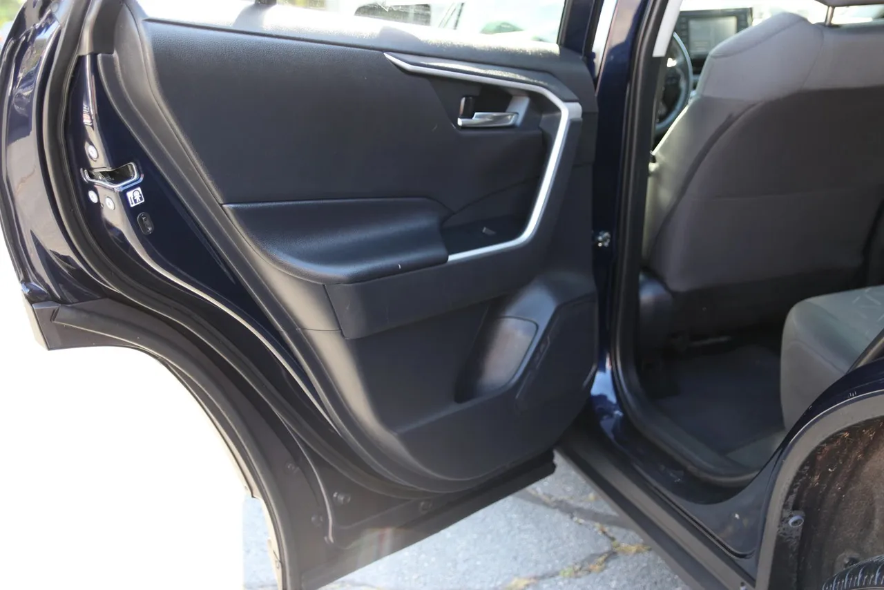2020 Toyota RAV4 XLE Sport Utility 4D in blue — photo 19 of 39