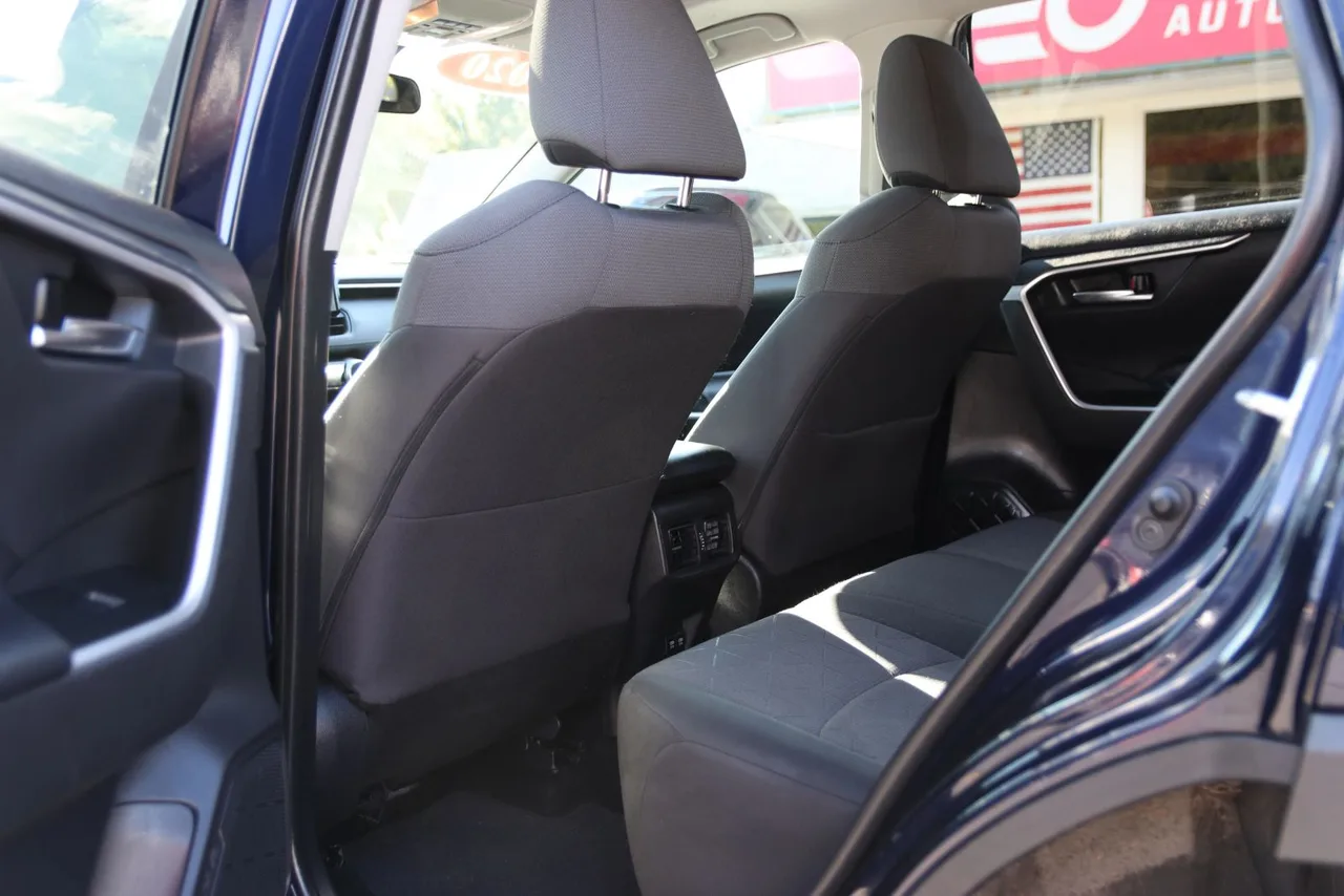 2020 Toyota RAV4 XLE Sport Utility 4D in blue — photo 20 of 39