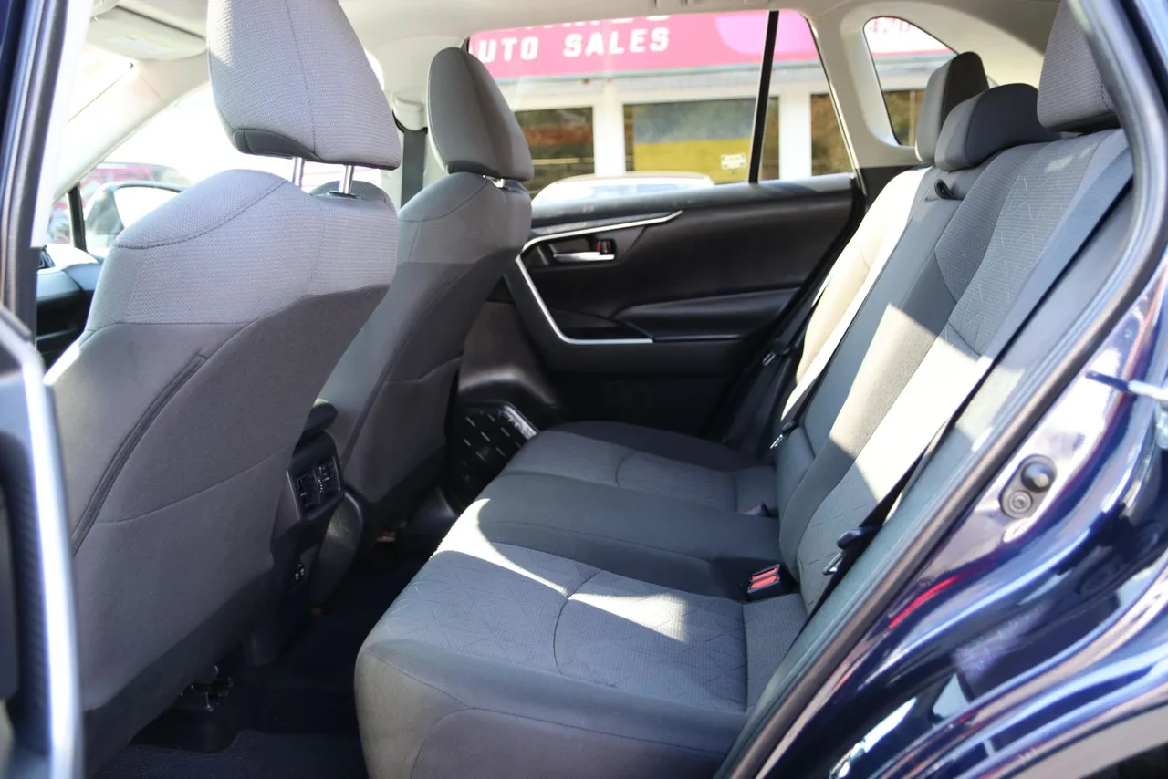 2020 Toyota RAV4 XLE Sport Utility 4D in blue — photo 21 of 39
