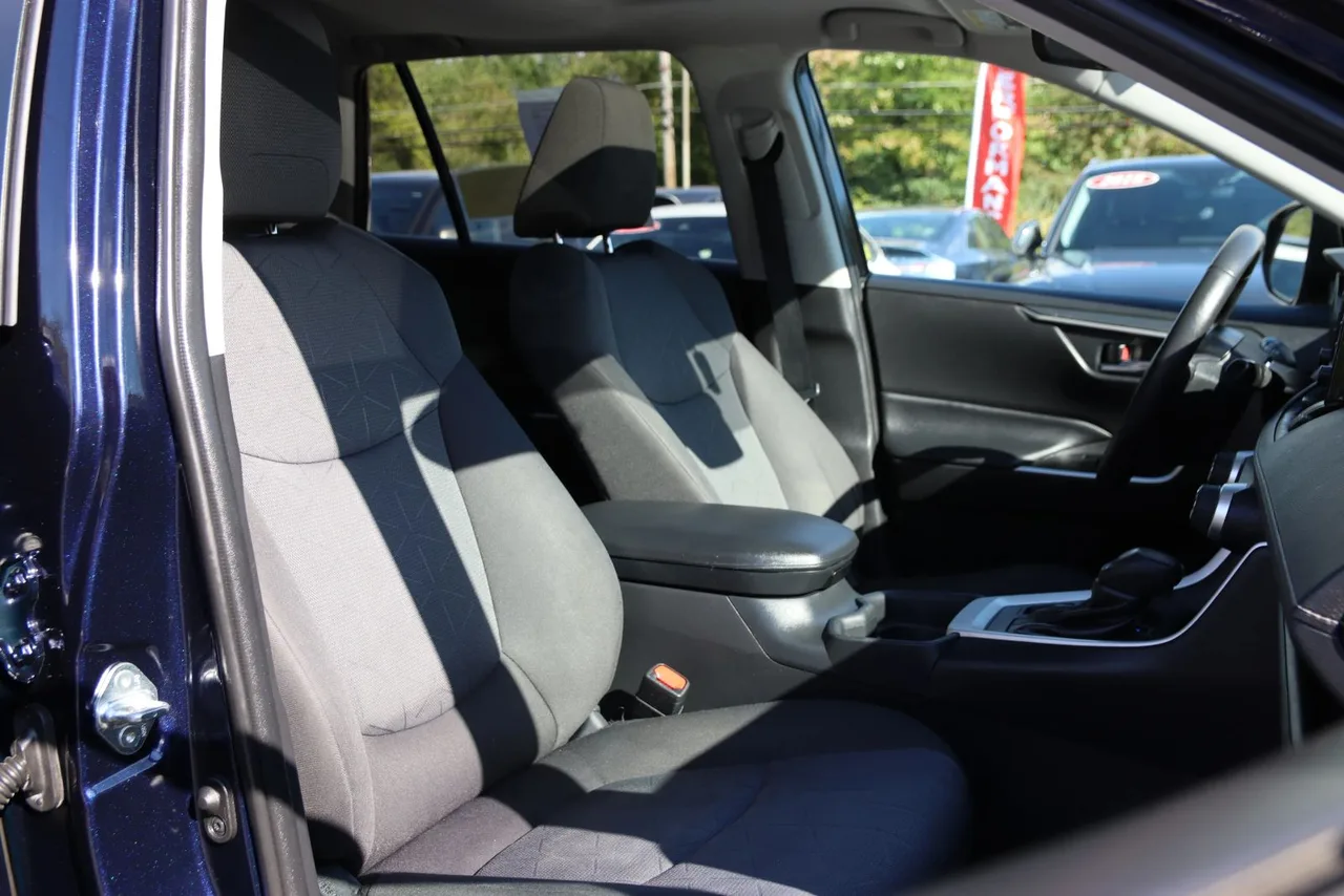 2020 Toyota RAV4 XLE Sport Utility 4D in blue — photo 25 of 39