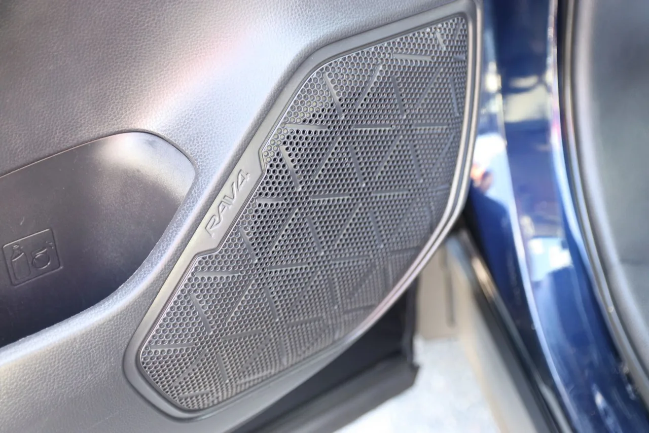 2020 Toyota RAV4 XLE Sport Utility 4D in blue — photo 26 of 39
