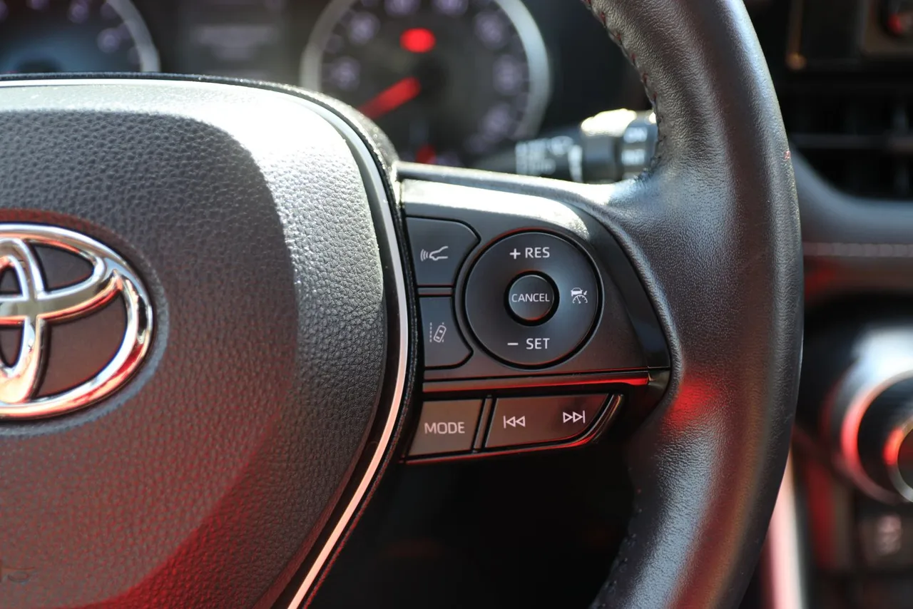 2020 Toyota RAV4 XLE Sport Utility 4D in blue — photo 37 of 39