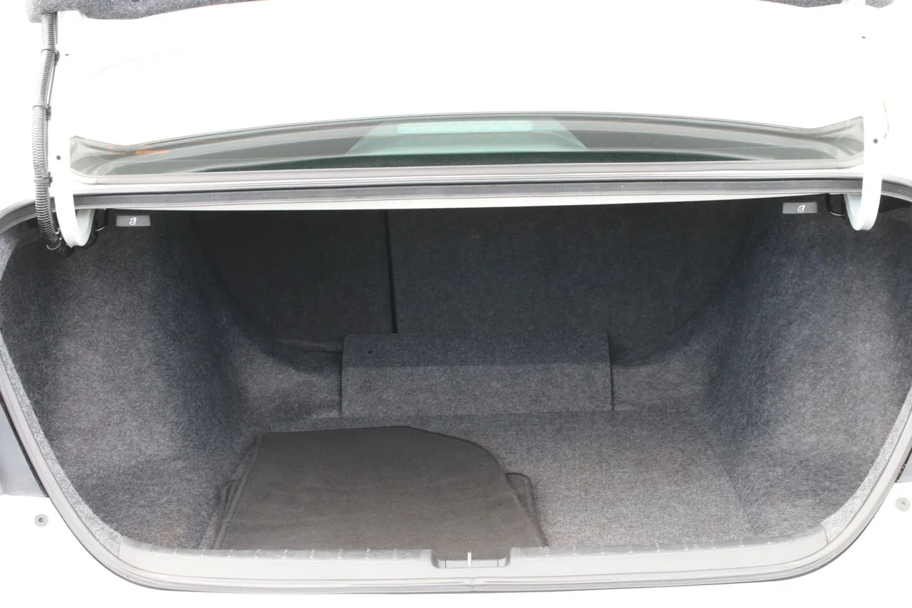 2021 Honda Accord EX-L Sedan 4D in white — photo 11 of 40