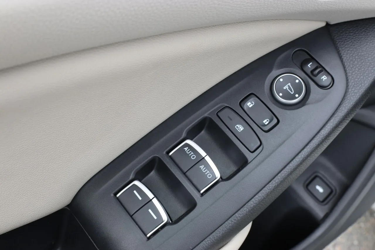2021 Honda Accord EX-L Sedan 4D in white — photo 14 of 40