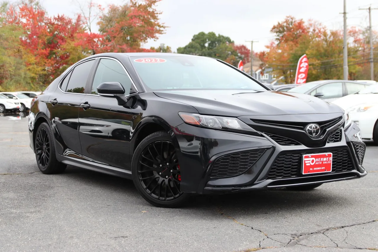 2022 Toyota Camry SE Sedan 4D in black — photo 3 of 39