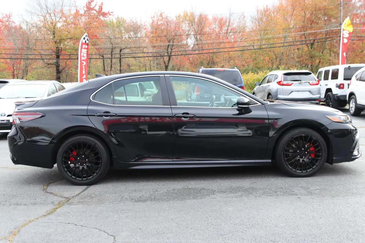 2022 Toyota Camry SE Sedan 4D in black — photo 6 of 39