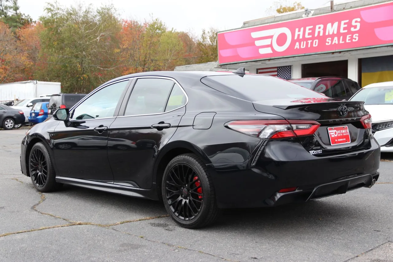 2022 Toyota Camry SE Sedan 4D in black — photo 7 of 39
