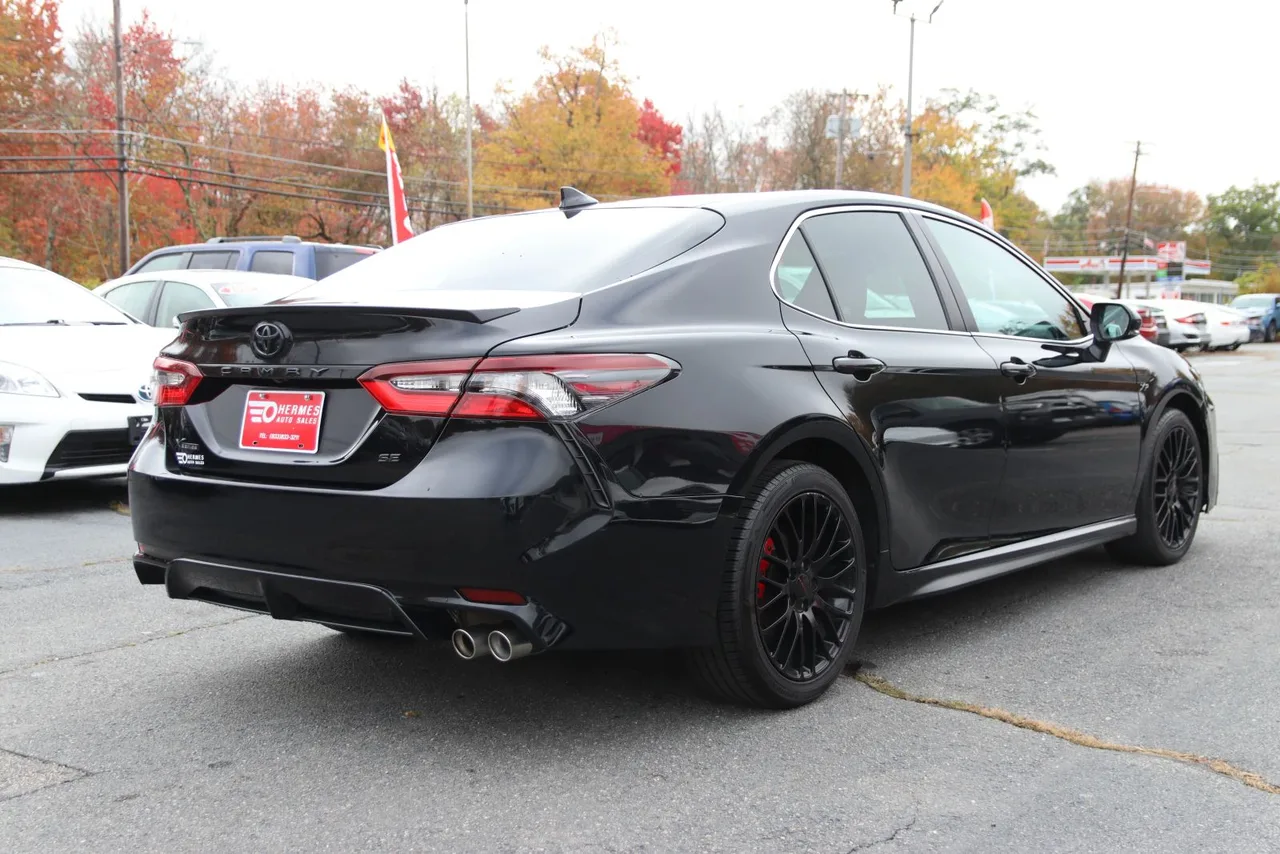 2022 Toyota Camry SE Sedan 4D in black — photo 8 of 39