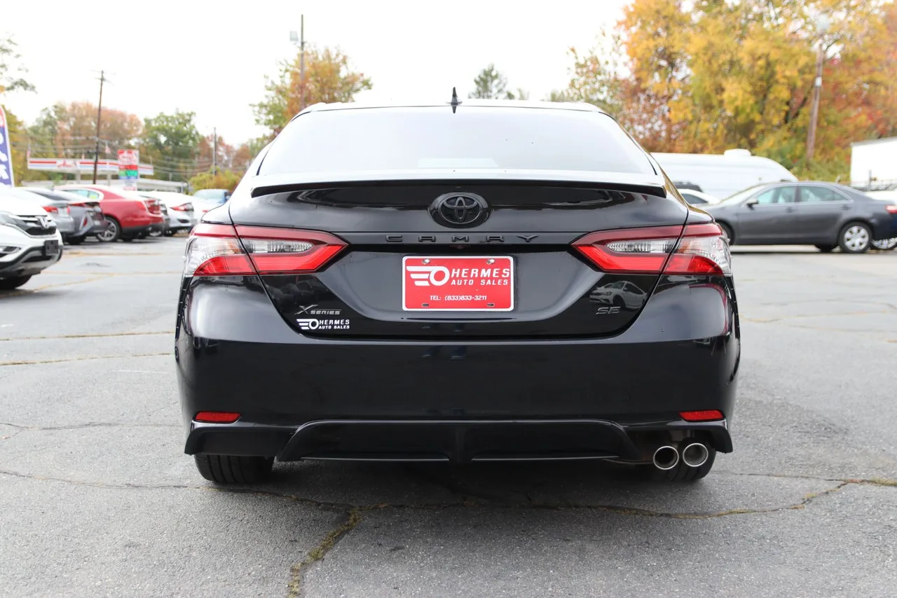 2022 Toyota Camry SE Sedan 4D in black — photo 9 of 39